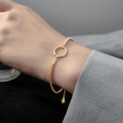 Woman Wearing Classic Circle Chain Bracelet In 925 Sterling Silver And 18K Gold Plate