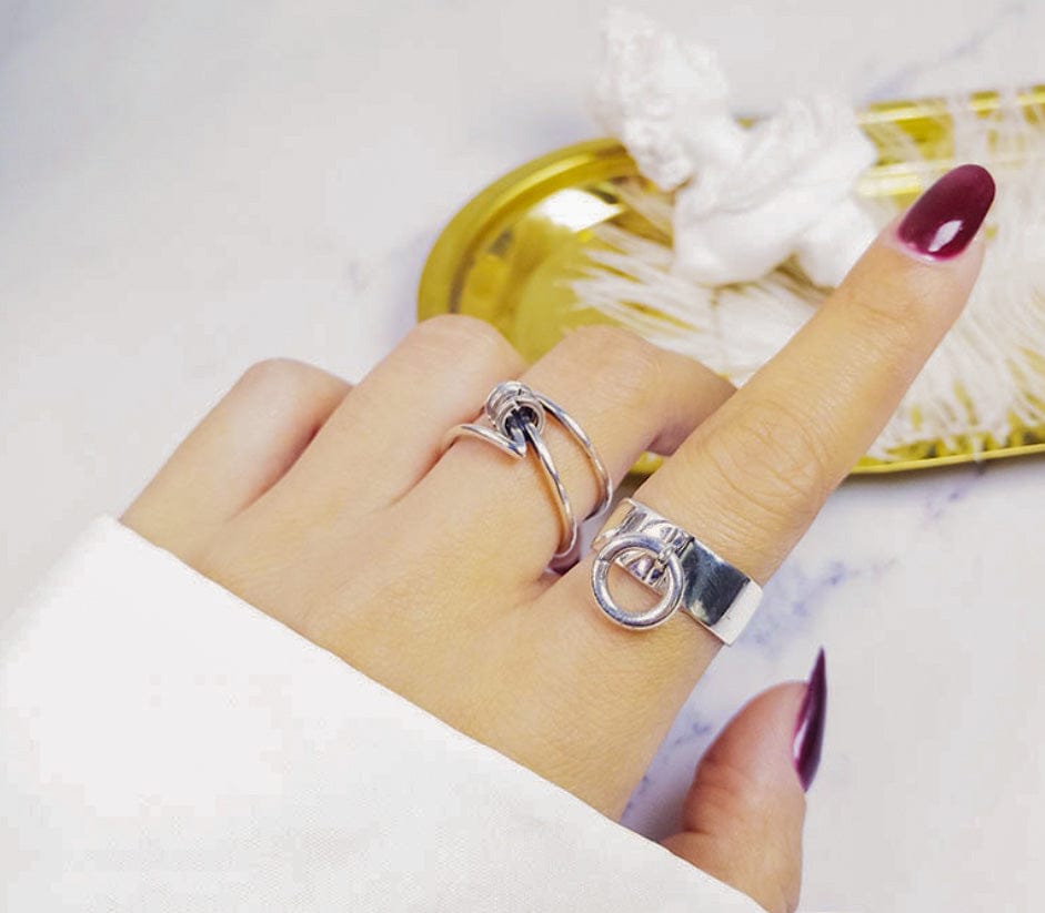 woman wearing nolo gardenia retro chain loop sterling silver pendant ring